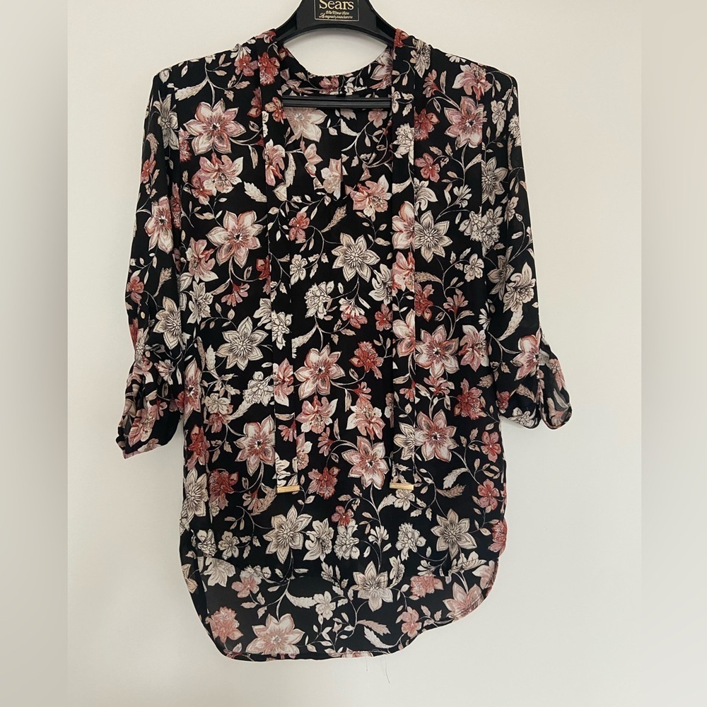 🤍🩵2 FOR $15🩵🤍 Dynamite floral blouse with tie neck - Picture 3 of 9